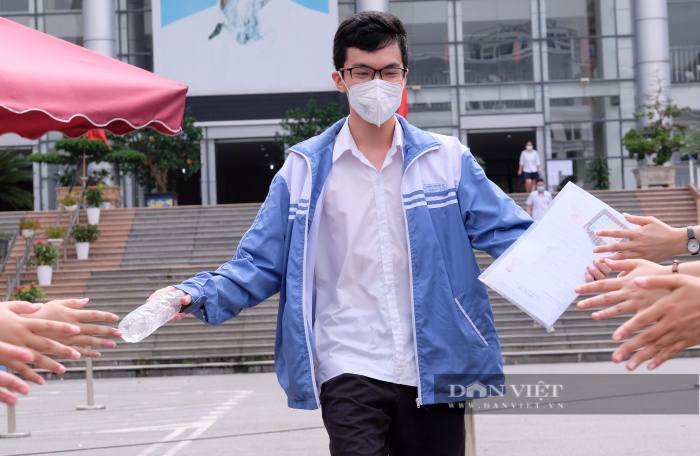 Hình ảnh đẹp ngày thi tốt nghiệp THPT Quốc gia: Tình nguyện viên vỗ tay reo hò, tiếp sức sĩ tử  - Ảnh 9.