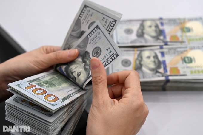 Giá USD &quot;chợ đen&quot; tăng vọt, vượt 24.000 đồng - Ảnh 1.