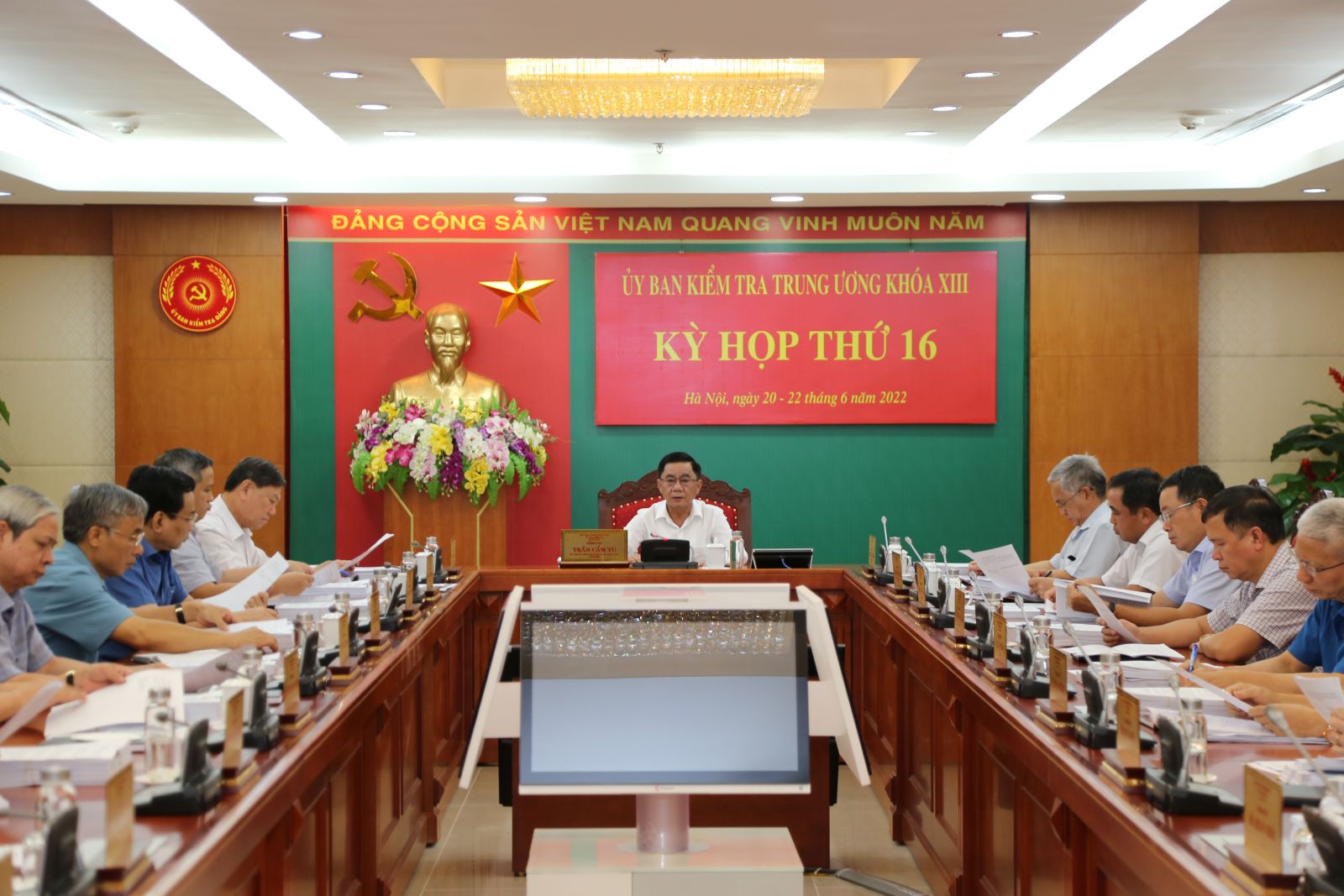 Kiểm tra, giám sát việc thực hiện miễn nhiệm, từ chức của cán bộ, đảng viên không đủ năng lực, uy tín - Ảnh 1.