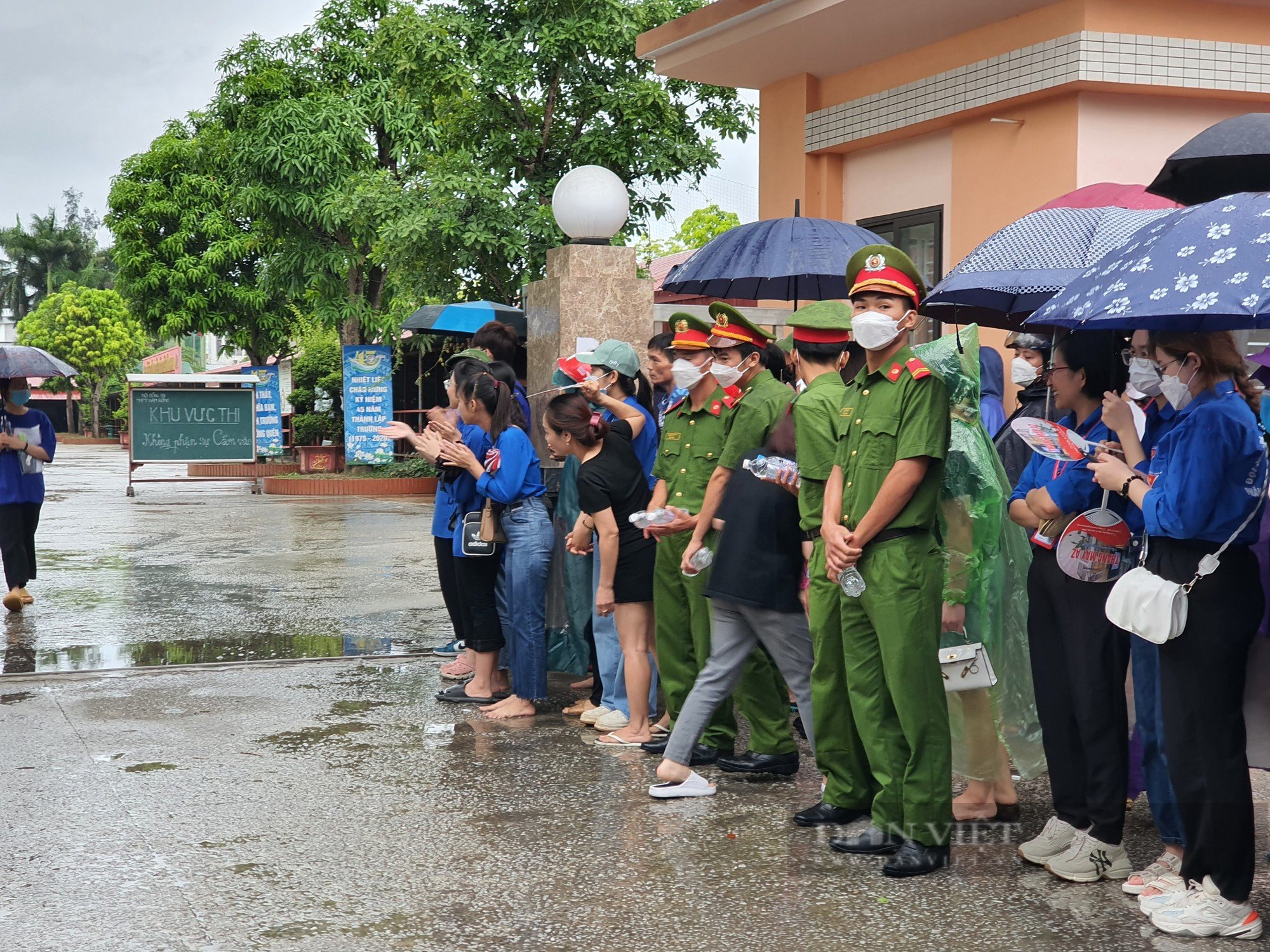 Thanh Hóa: Nhà sư 40 tuổi đội mưa dự thi tốt nghiệp THPT - Ảnh 1.