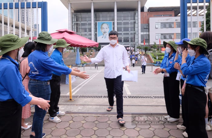 Tiết lộ về ngày làm bài thi tốt nghiệp THPT 2022 của cụ ông 82 tuổi ở Hà Nội - Ảnh 1.