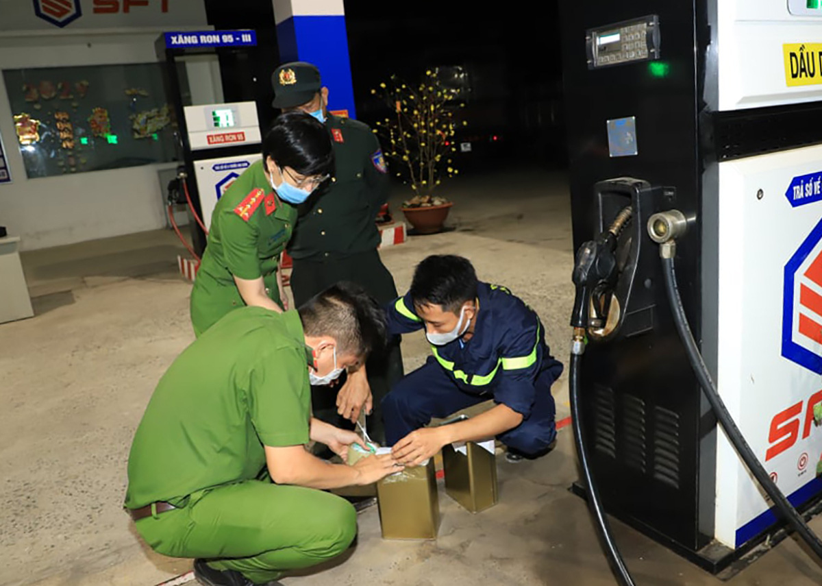 Cựu Tư lệnh vùng thuộc Cảnh sát biển bị cáo buộc “bảo kê buôn lậu xăng dầu” - Ảnh 1.