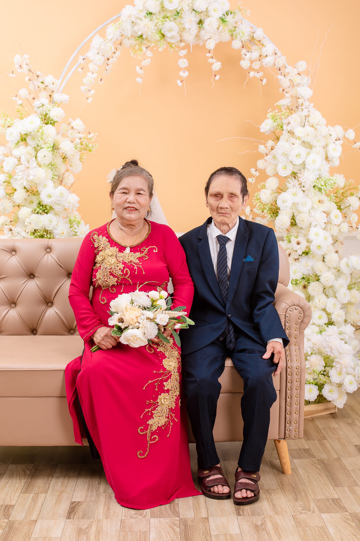 Tiết lộ bất ngờ sau bộ ảnh cưới &quot;chồng mù, vợ mồ côi U80&quot; ở Nghệ An - Ảnh 3.