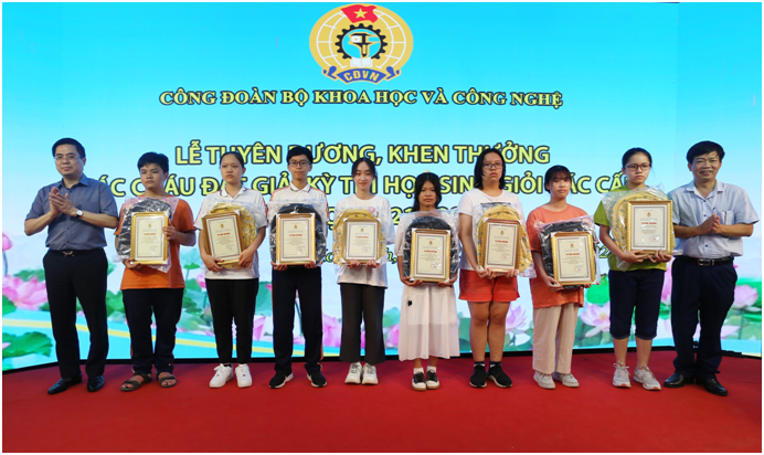 Bộ Khoa học và Công nghệ khen thưởng các học sinh giỏi đạt giải ở kỳ thi các cấp năm học 2021-2022 - Ảnh 2.