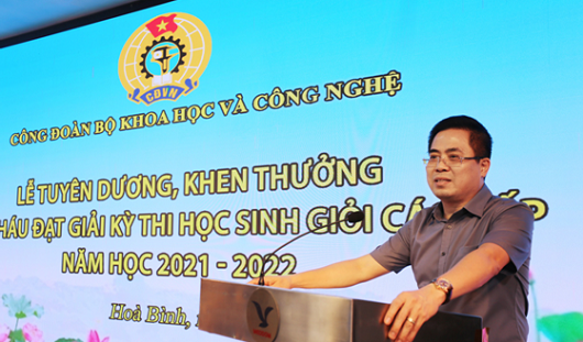 Bộ Khoa học và Công nghệ khen thưởng các học sinh giỏi đạt giải ở kỳ thi các cấp năm học 2021-2022 - Ảnh 1.