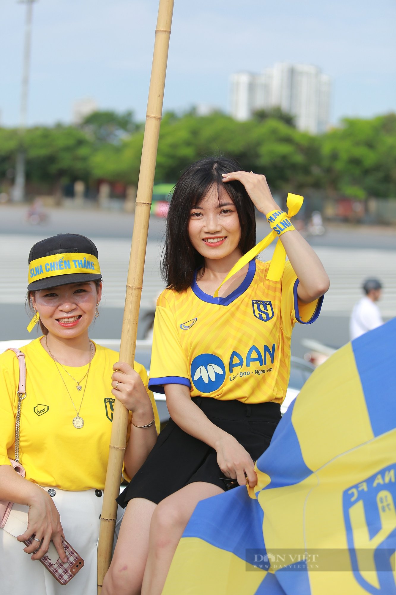 Dàn hot girl xứ Nghệ &quot;đại náo&quot; sân Hàng Đẫy - Ảnh 2.