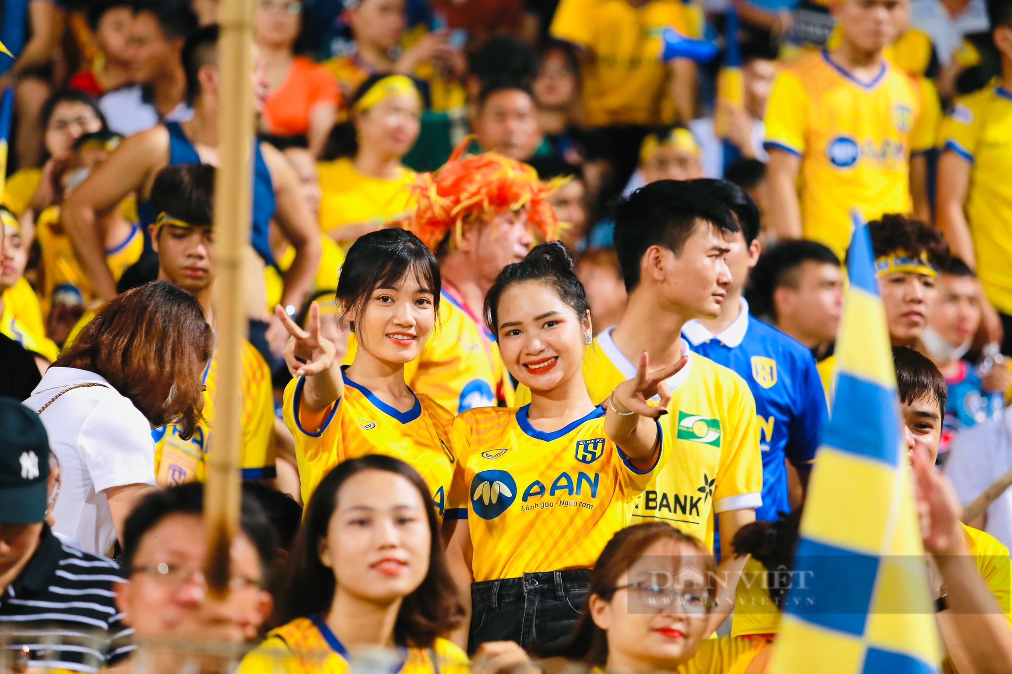 Dàn hot girl xứ Nghệ &quot;đại náo&quot; sân Hàng Đẫy - Ảnh 5.