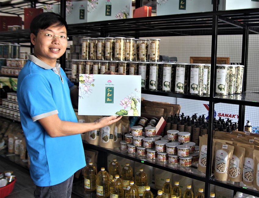 Người dân quê Bác khá giả nhờ trồng sen - Ảnh 2.