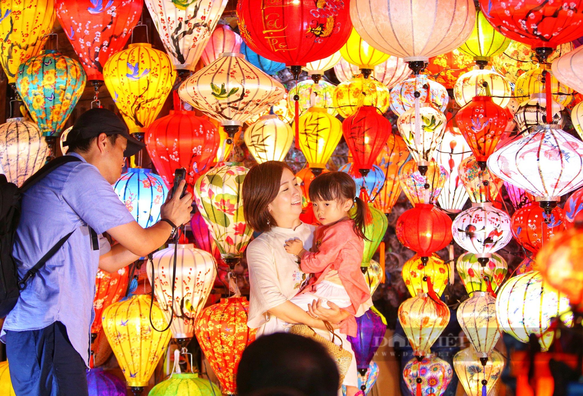 Du khách &quot;đổ bộ&quot; Hội An, phố cổ ken kín lối - Ảnh 8.