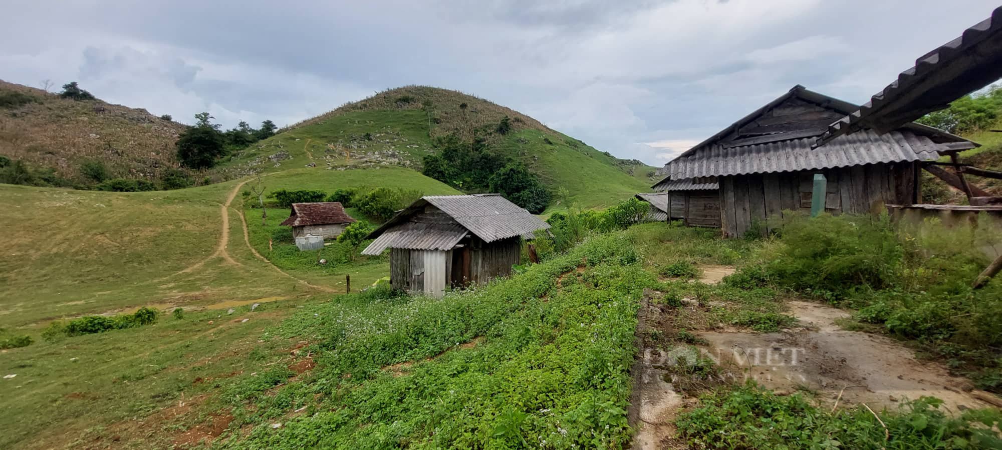 Bản &quot;ma&quot; giữa đất xứ Mường lại đẹp như tranh vẽ  - Ảnh 1.