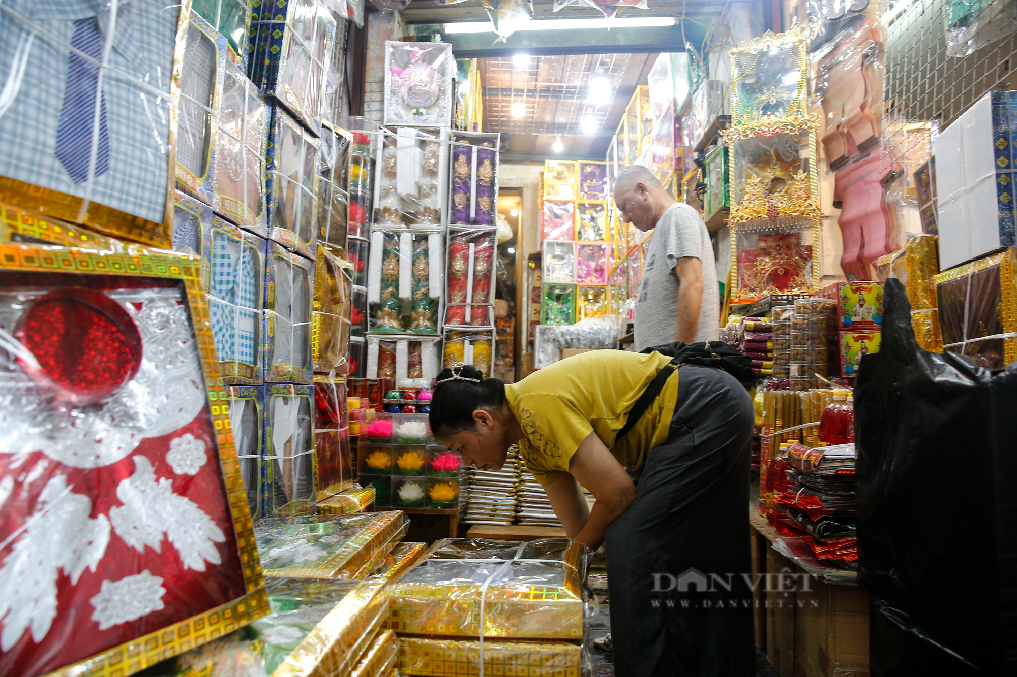 Tiểu thương phố Hàng Mã &quot;ngồi chơi xơi nước&quot; lặng nhìn mưa rơi trước Rằm tháng 7 - Ảnh 8.