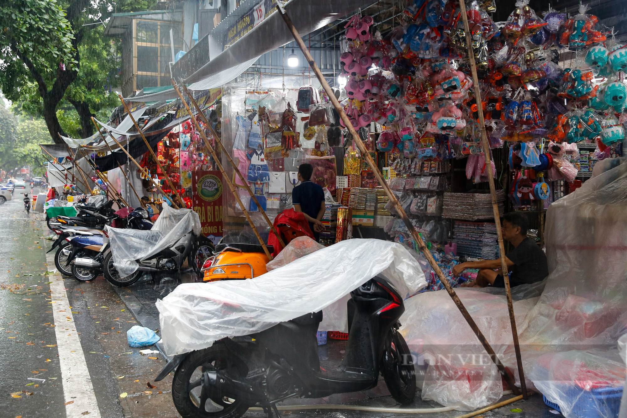 Tiểu thương phố Hàng Mã &quot;ngồi chơi xơi nước&quot; lặng nhìn mưa rơi trước Rằm tháng 7 - Ảnh 9.