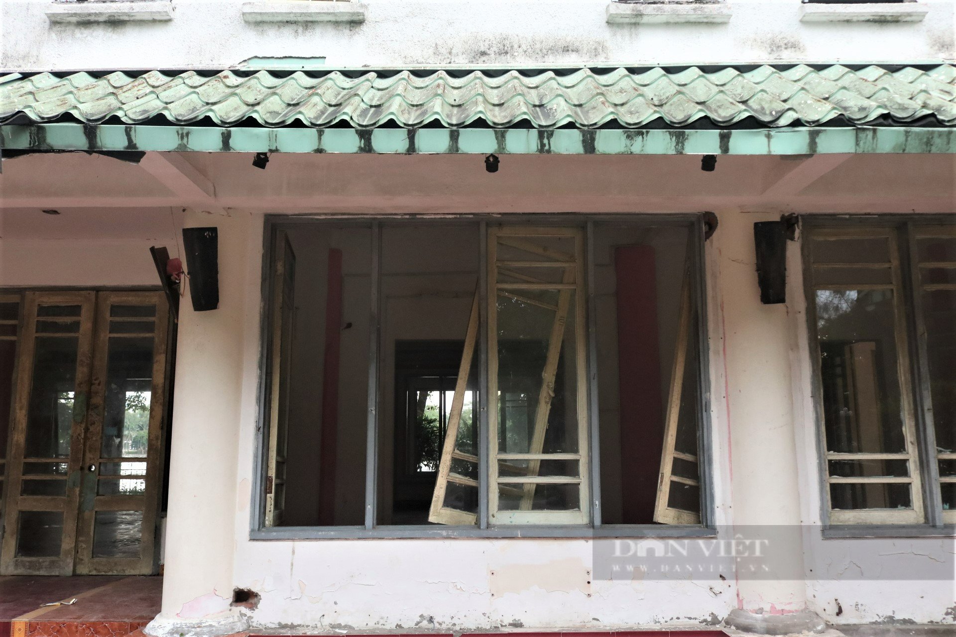 Cận cảnh công trình từng là điểm ăn chơi nay bị bỏ hoang trong công viên Thống Nhất - Ảnh 4.