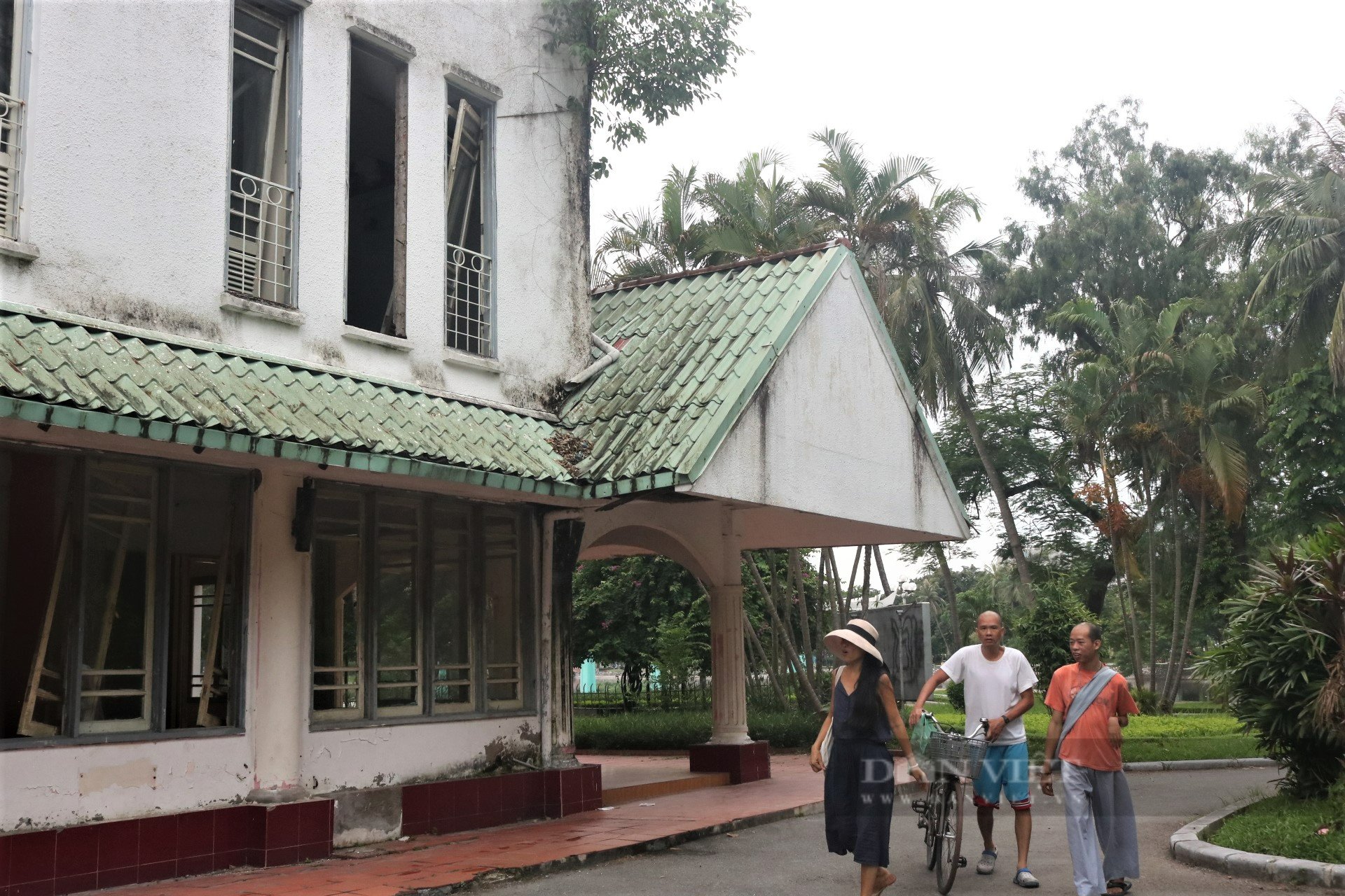 Cận cảnh công trình từng là điểm ăn chơi nay bị bỏ hoang trong công viên Thống Nhất - Ảnh 10.