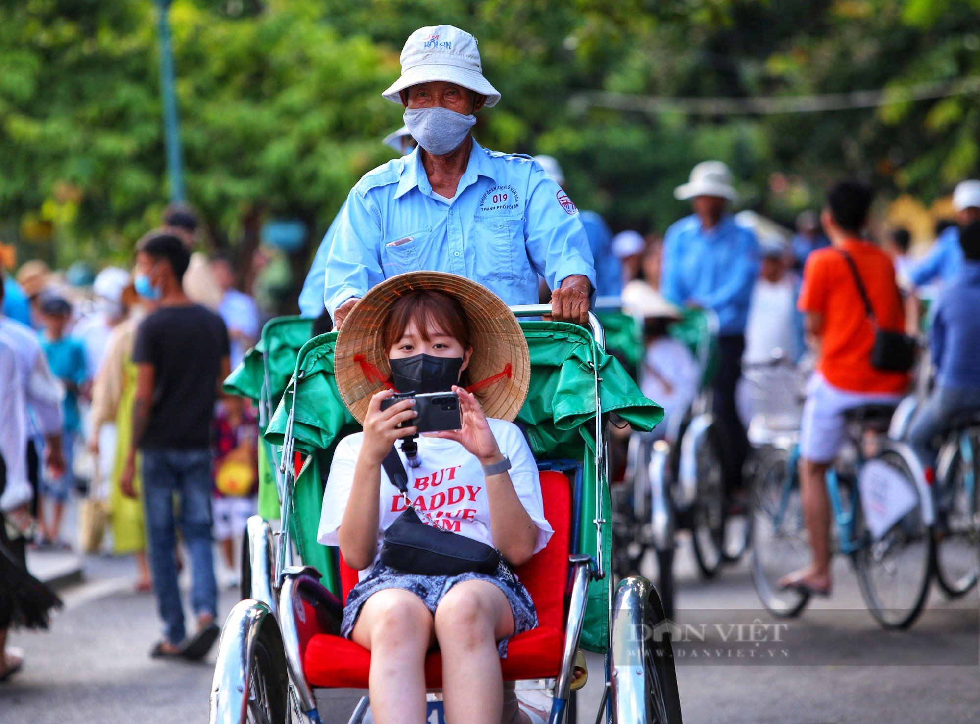 Du khách &quot;đổ bộ&quot; Hội An, phố cổ ken kín lối - Ảnh 6.