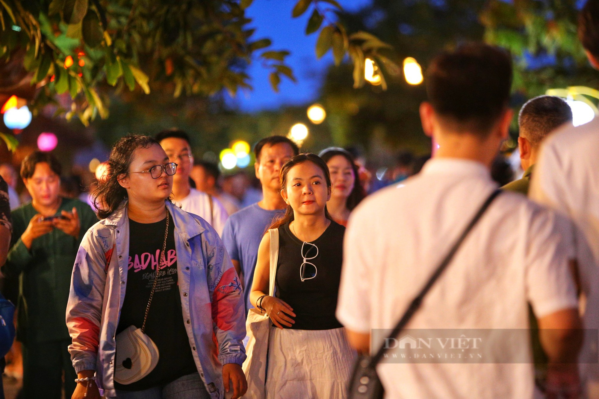 Du khách &quot;đổ bộ&quot; Hội An, phố cổ ken kín lối - Ảnh 7.