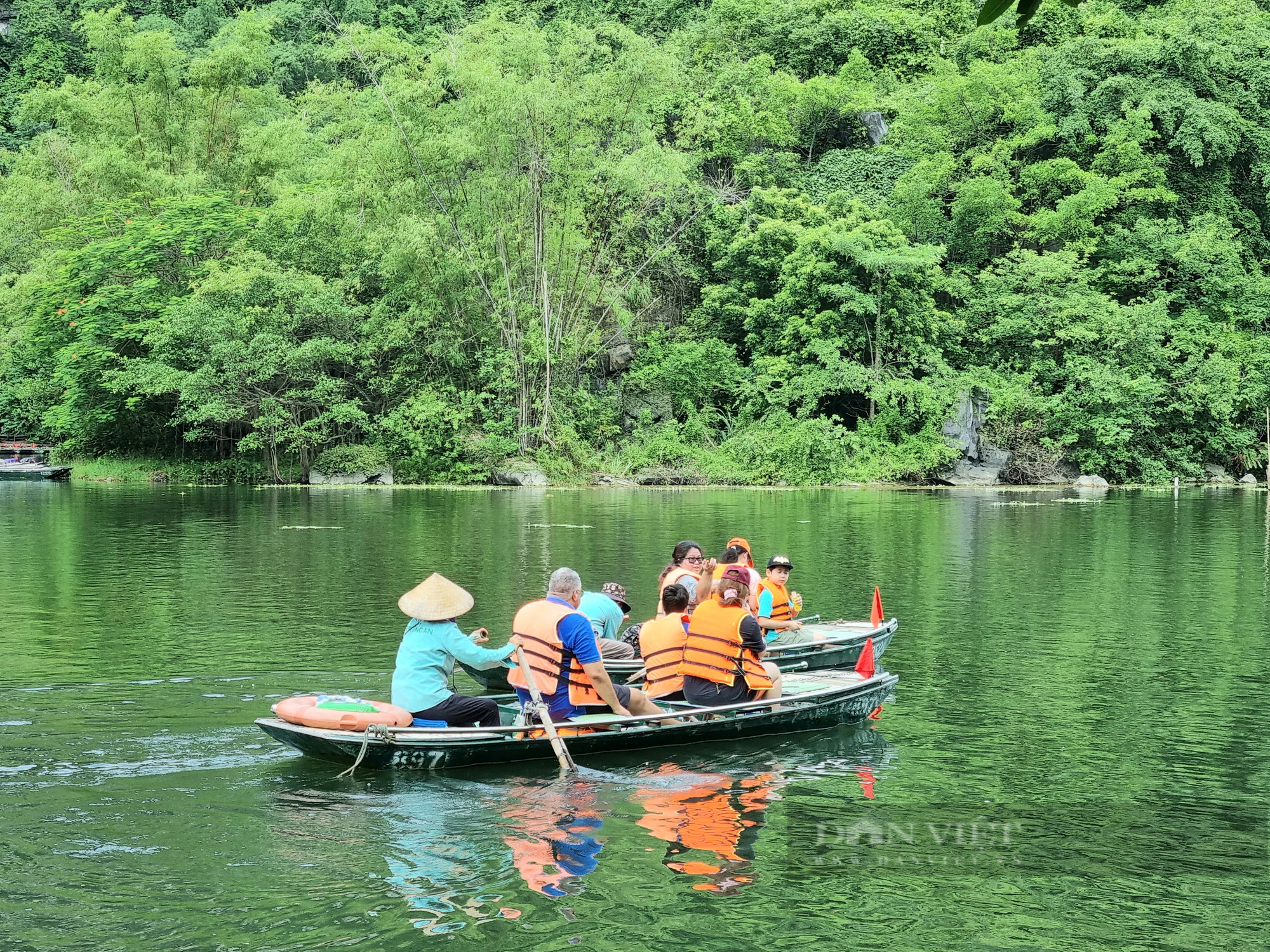 Du lịch Ninh Bình: Niềm vui người chèo đò đưa khách đi tham quan - Ảnh 3.