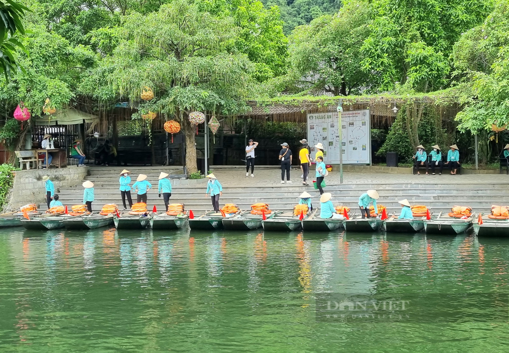 Du lịch Ninh Bình: Niềm vui người chèo đò đưa khách đi tham quan - Ảnh 4.