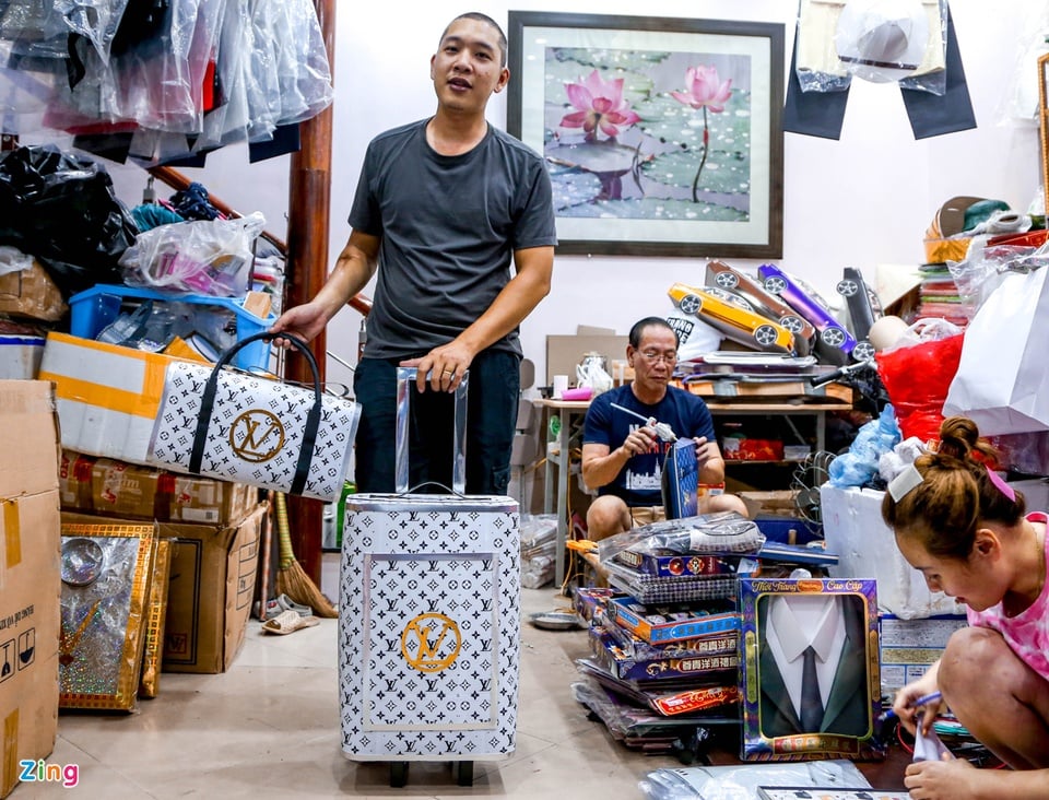 Chi tiền triệu mua xe sang hàng mã dịp rằm tháng 7 - Ảnh 1. Chi tiền triệu mua xe sang hàng mã dịp rằm tháng 7 - Ảnh 1.