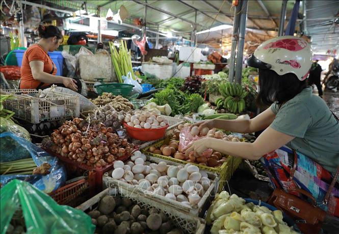 Xăng giảm 25% trong hơn 1 tháng, giá tiêu dùng vẫn &quot;cố thủ&quot; - Ảnh 1.