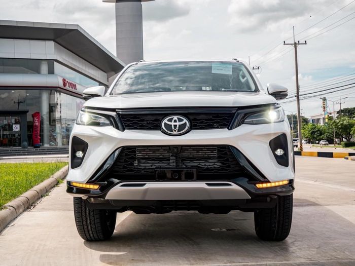 Cận cảnh Toyota Fortuner Leader tại Thái Lan, giá từ 905 triệu đồng - Ảnh 3.