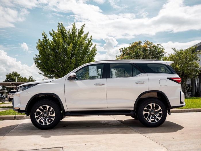 Cận cảnh Toyota Fortuner Leader tại Thái Lan, giá từ 905 triệu đồng - Ảnh 4.