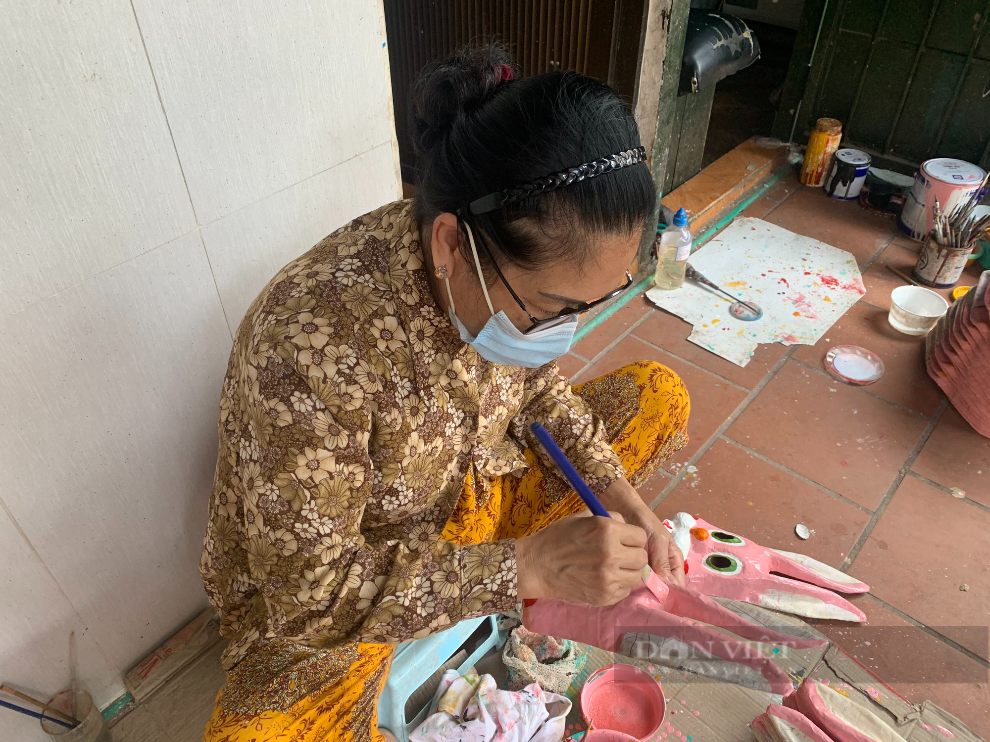 Gặp nghệ nhân duy nhất giữ hồn nghề làm mặt nạ giấy ở phố cổ Hà Nội - Ảnh 1.