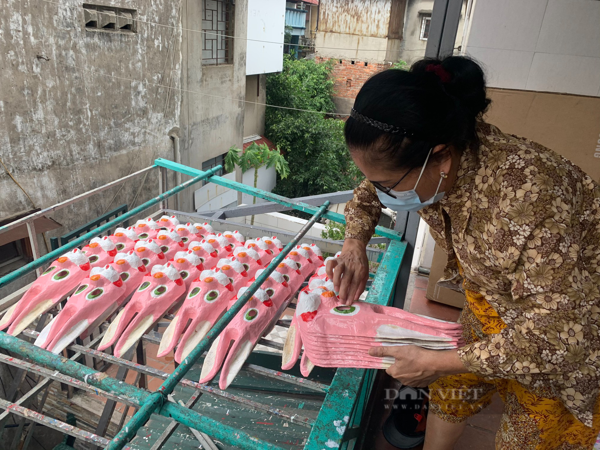 Gặp nghệ nhân duy nhất giữ hồn nghề làm mặt nạ giấy ở phố cổ Hà Nội - Ảnh 3.