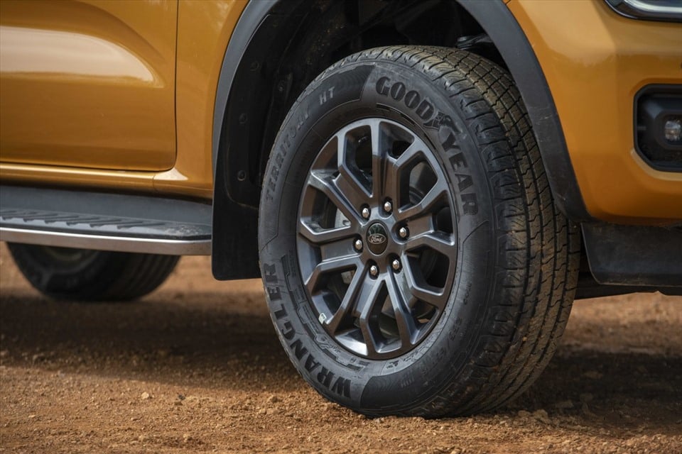 Cuộc đua xe bán tải: Ford Ranger hay Nissan Navara đáng mua hơn? - Ảnh 4.