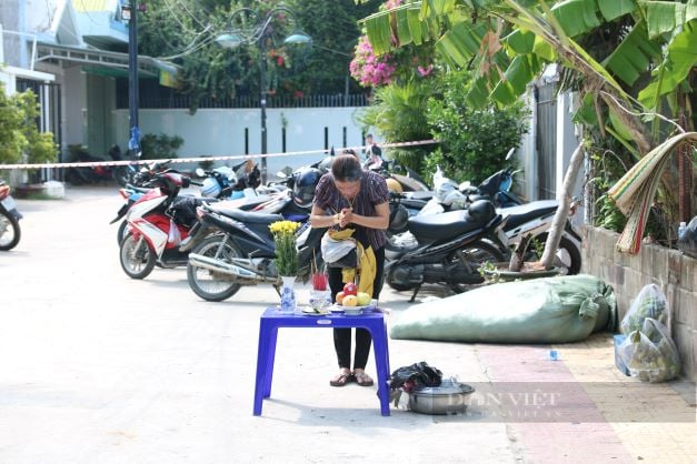 Người nhà gào khóc tuyệt vọng khi lực lượng chức năng đưa thi thể người thân ra khỏi ngôi nhà cháy ở Ninh Thuận - Ảnh 3.