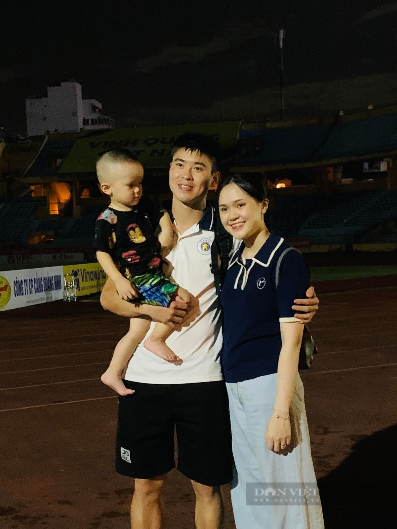 Dàn &quot;hot girl&quot; bạn gái cầu thủ cùng gia đình quy tụ xem trận đấu giữa Hà Nội FC vs HAGL - Ảnh 9.