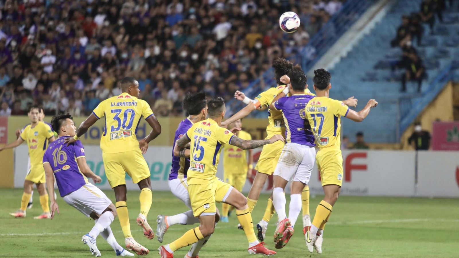 Trận CLB Hà Nội - HAGL có chất lượng ăn đứt… Ligue 2? - Ảnh 1.