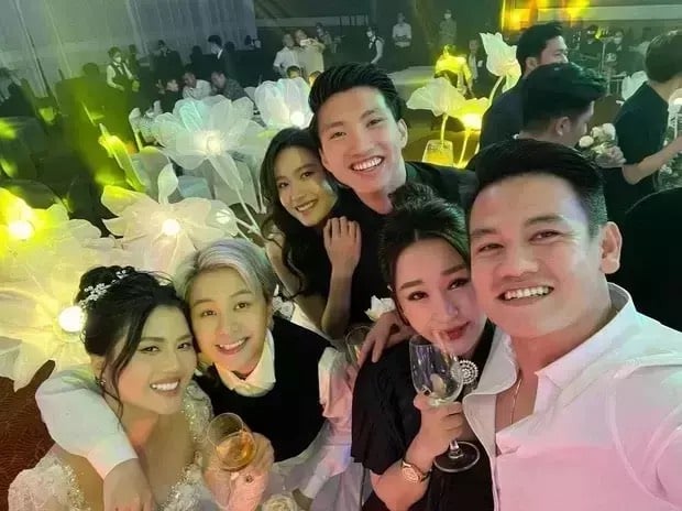 Văn Hậu đăng loạt ảnh tình tứ bên bạn gái - Ảnh 5.