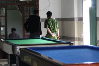 Dùng gậy chọc mù mắt, chết não bạn chơi bida - Ảnh 1.