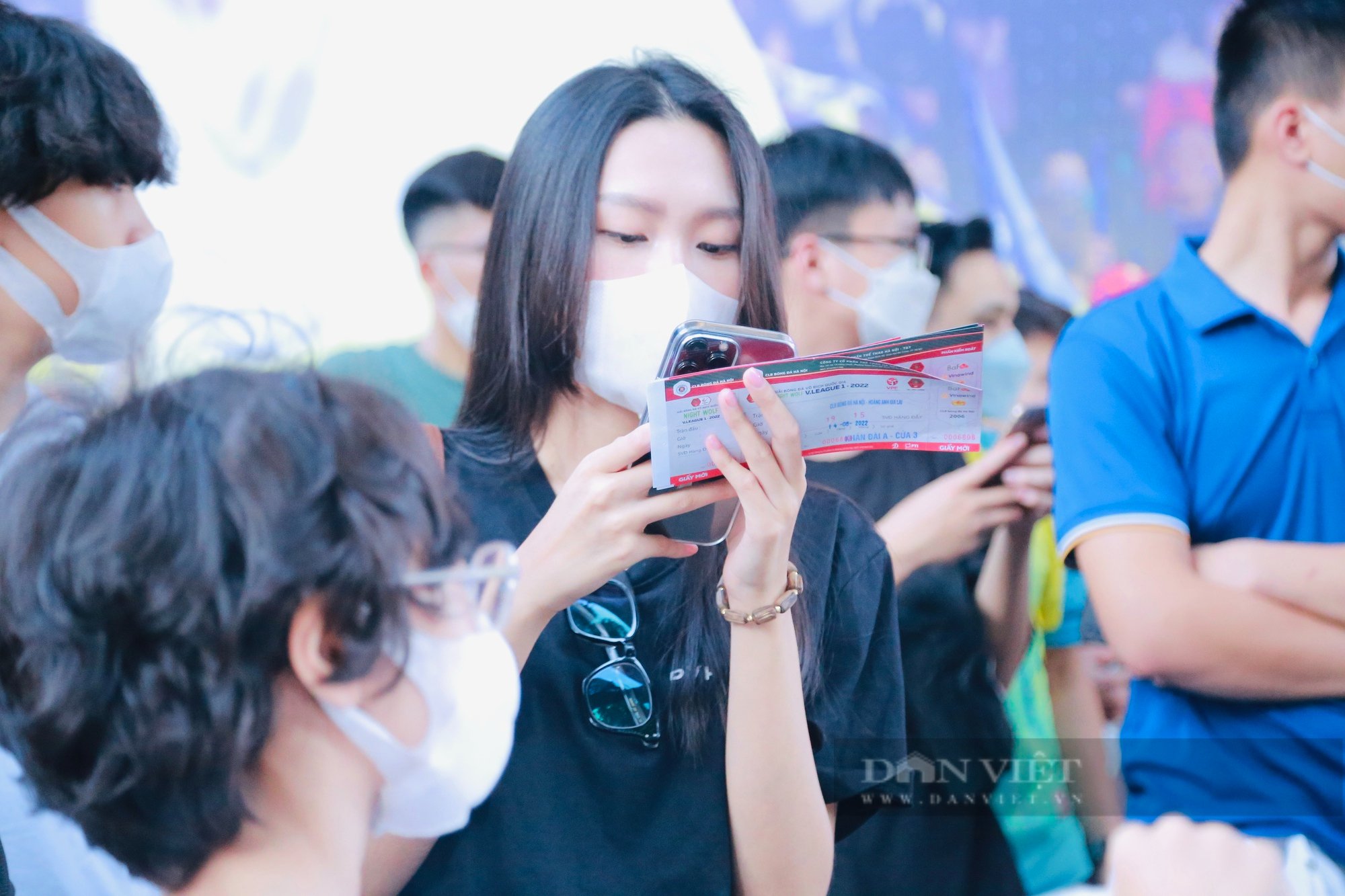 Dàn &quot;hot girl&quot; bạn gái cầu thủ cùng gia đình quy tụ xem trận đấu giữa Hà Nội FC vs HAGL - Ảnh 3.