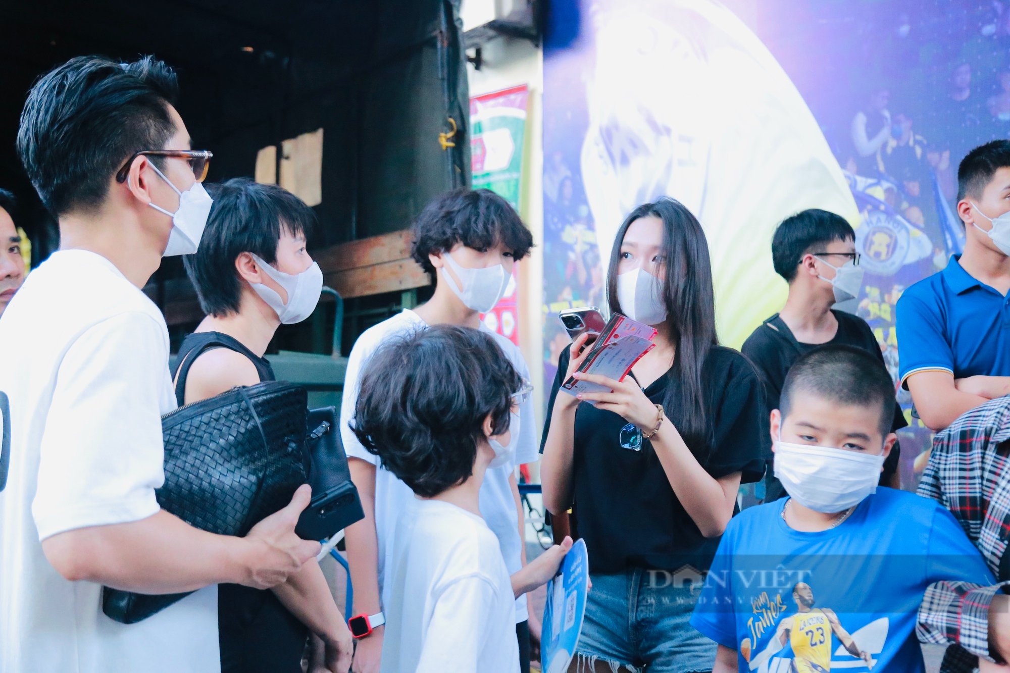 Dàn &quot;hot girl&quot; bạn gái cầu thủ cùng gia đình quy tụ xem trận đấu giữa Hà Nội FC vs HAGL - Ảnh 2.