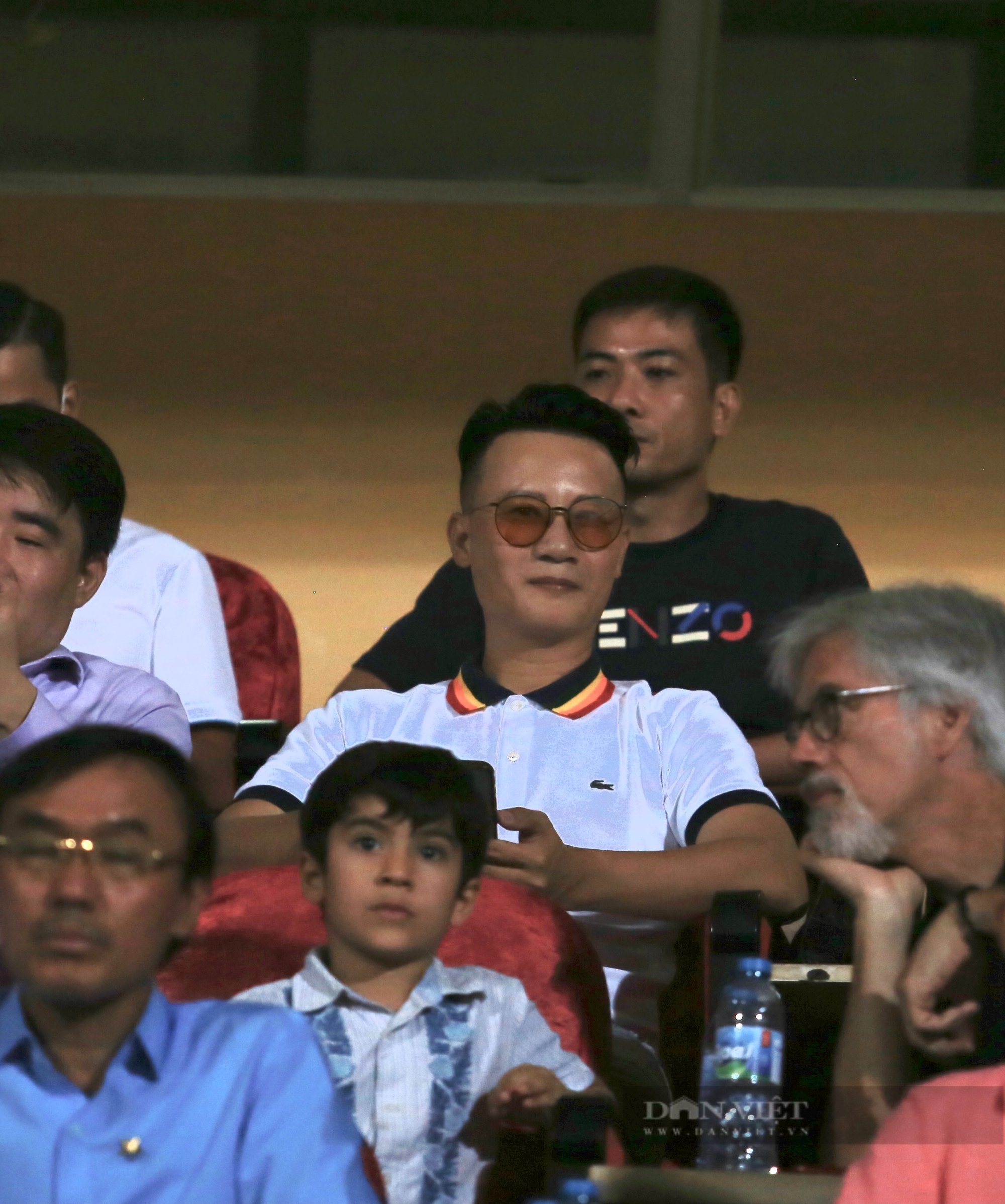 Dàn &quot;hot girl&quot; bạn gái cầu thủ cùng gia đình quy tụ xem trận đấu giữa Hà Nội FC vs HAGL - Ảnh 8.