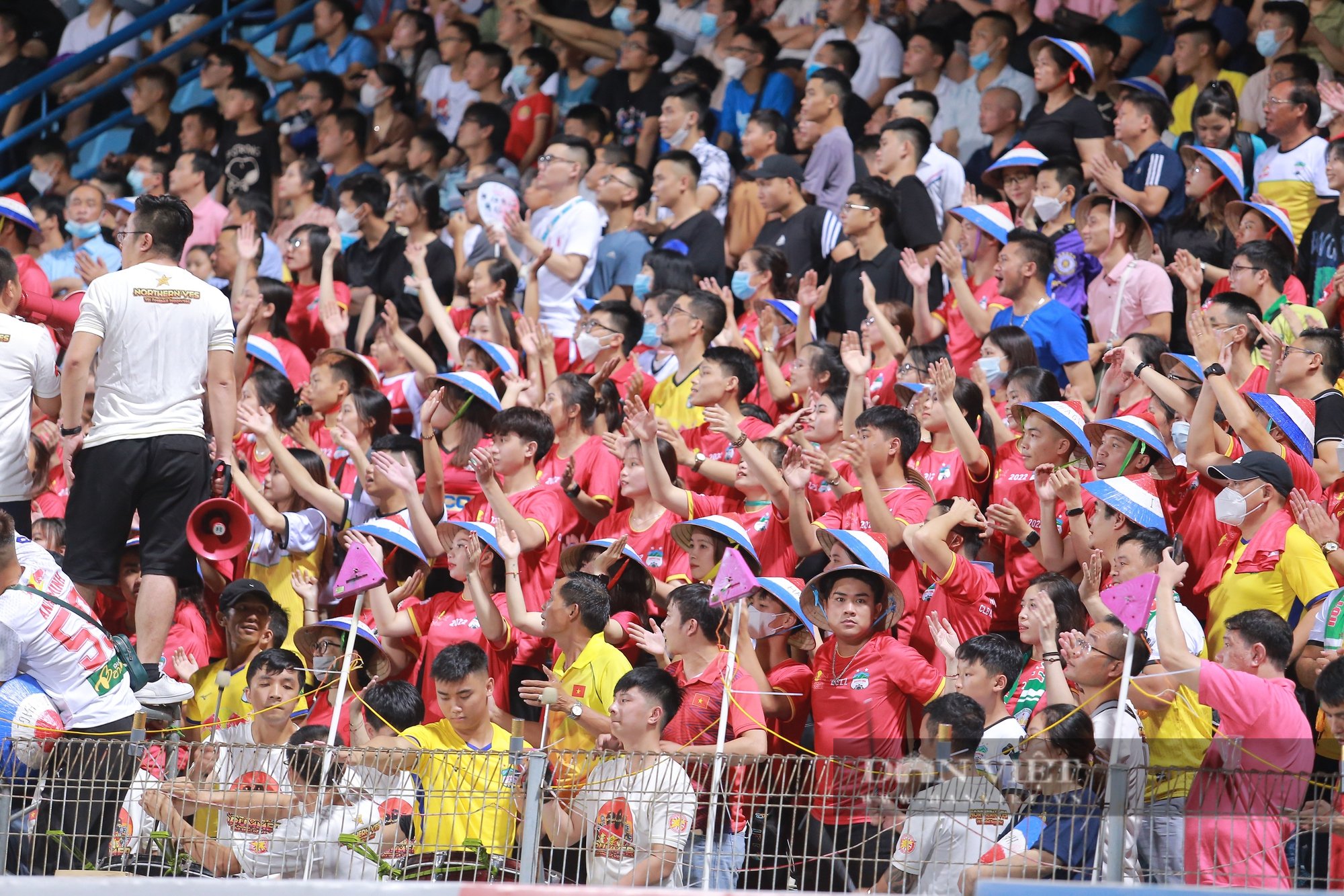 Dàn &quot;hot girl&quot; bạn gái cầu thủ cùng gia đình quy tụ xem trận đấu giữa Hà Nội FC vs HAGL - Ảnh 1.