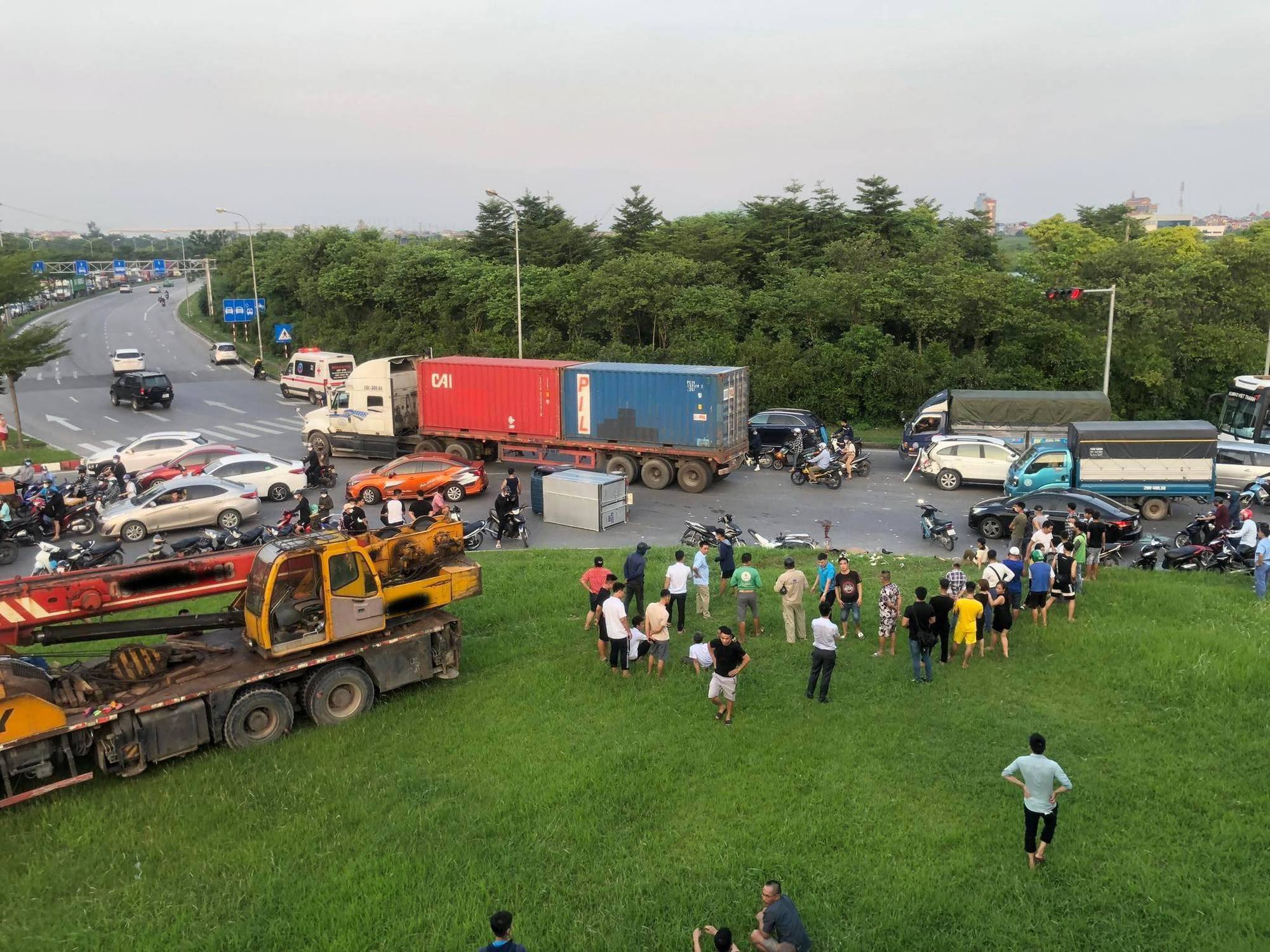 Hà Nội: Xe cẩu nghi mất phanh gây tai nạn, 1 người tử vong - Ảnh 1.