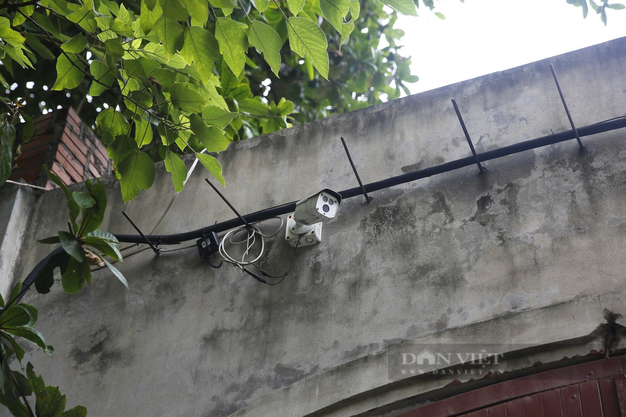 Sau phản ánh của Dân Việt, bãi rác ẩn chứa hàng trăm bơm kim tiêm tại Hà Nội đã được dọn sạch - Ảnh 5.