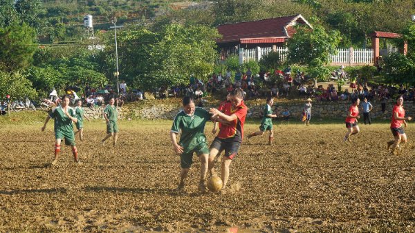 Mãn nhãn khi xem phụ nữ người Mông đá bóng  - Ảnh 4.