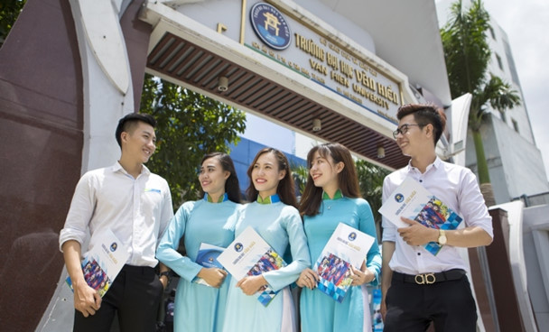 ĐH Văn Hiến: Chính sách hỗ trợ hay &quot;chiêu trò&quot; thu học phí sớm? - Ảnh 2.