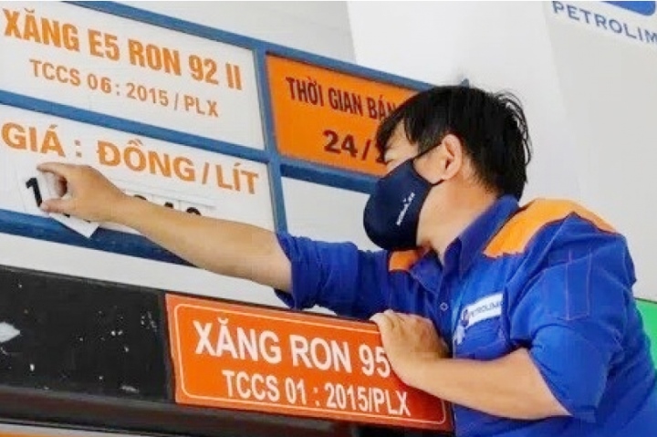 Giá xăng có thể giảm còn 22.000 đồng/lít - Ảnh 1. Giá xăng có thể giảm còn 22.000 đồng/lít - Ảnh 1.