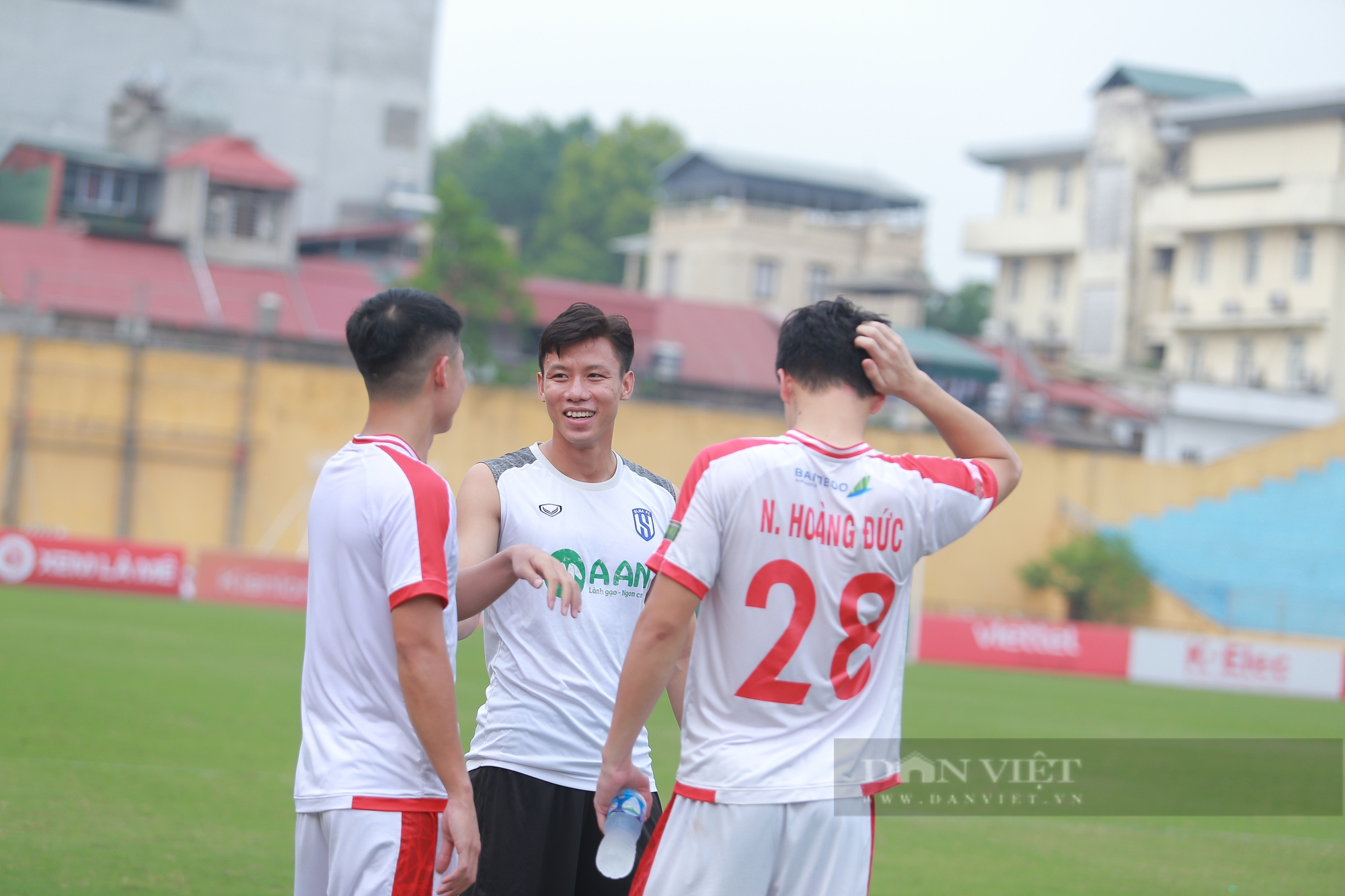 Quế Ngọc Hải thân thiết với đội bóng cũ khi làm quen sân Hàng Đẫy - Ảnh 7.