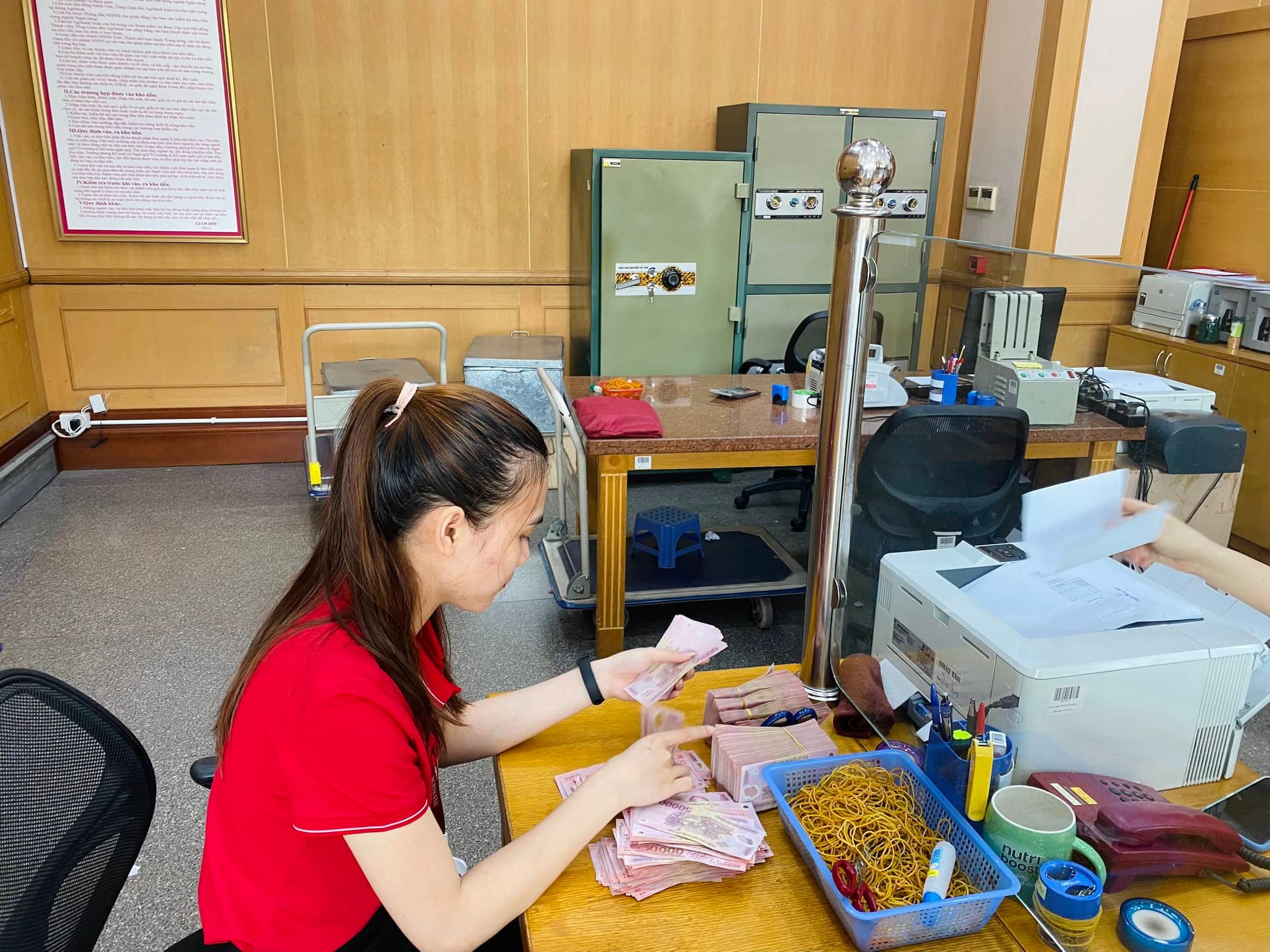 Hỗ trợ lãi suất 2%/năm: Khách hàng "ngại" kiểm toán và ngân hàng "lo" chậm quyết toán, Thống đốc "xuất chiêu" - Ảnh 3. Hỗ trợ lãi suất 2%/năm: Khách hàng "ngại" kiểm toán và ngân hàng "lo" chậm quyết toán, Thống đốc "xuất chiêu" - Ảnh 3.