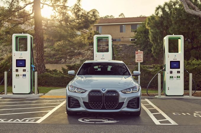 Xe điện BMW có nguy cơ cháy nổ, phải thông báo triệu hồi gấp - Ảnh 1.