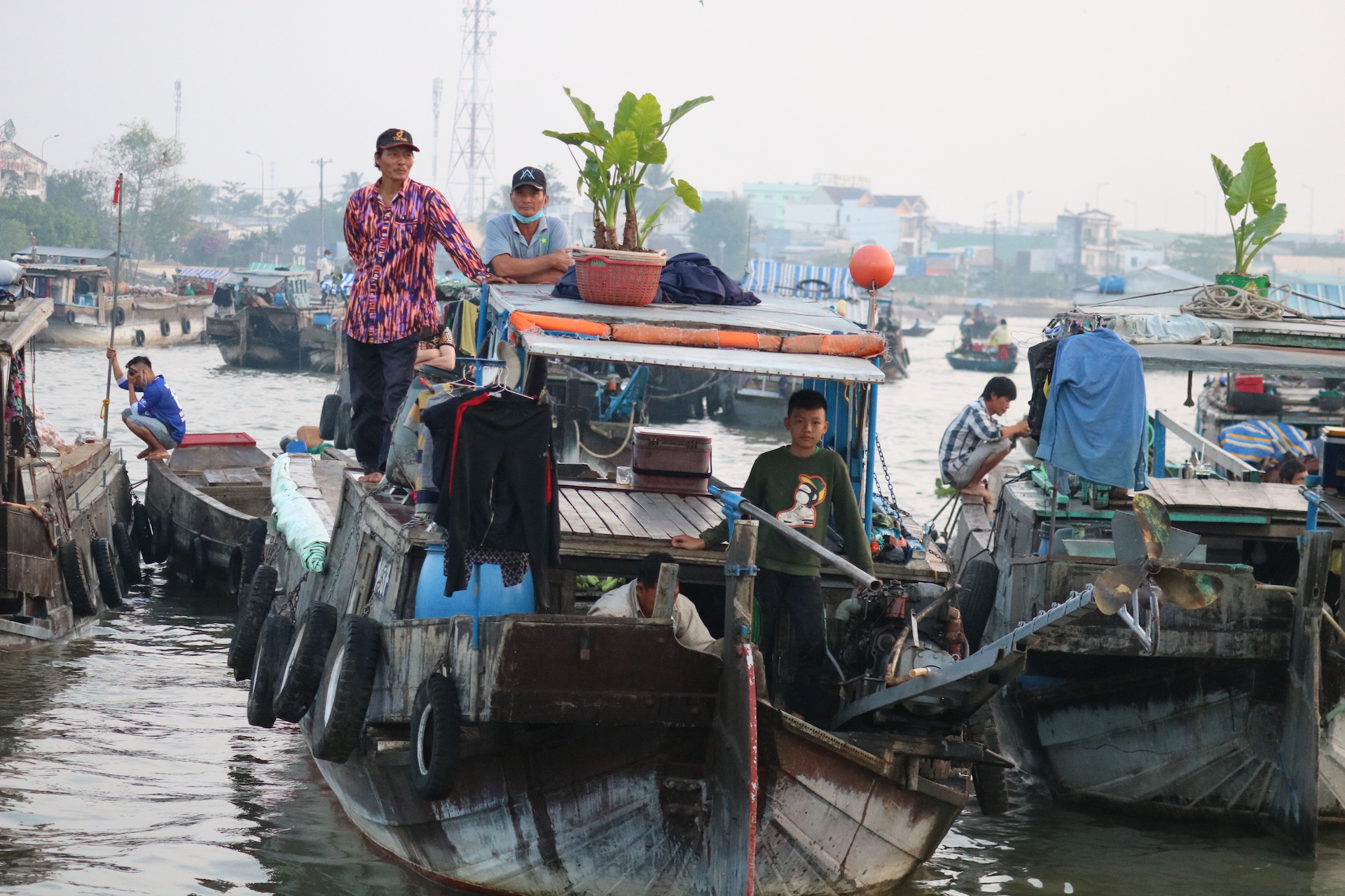 Chiêm ngưỡng 1 trong 10 khu chợ nổi nhộn nhịp nhất thế giới - Ảnh 3.