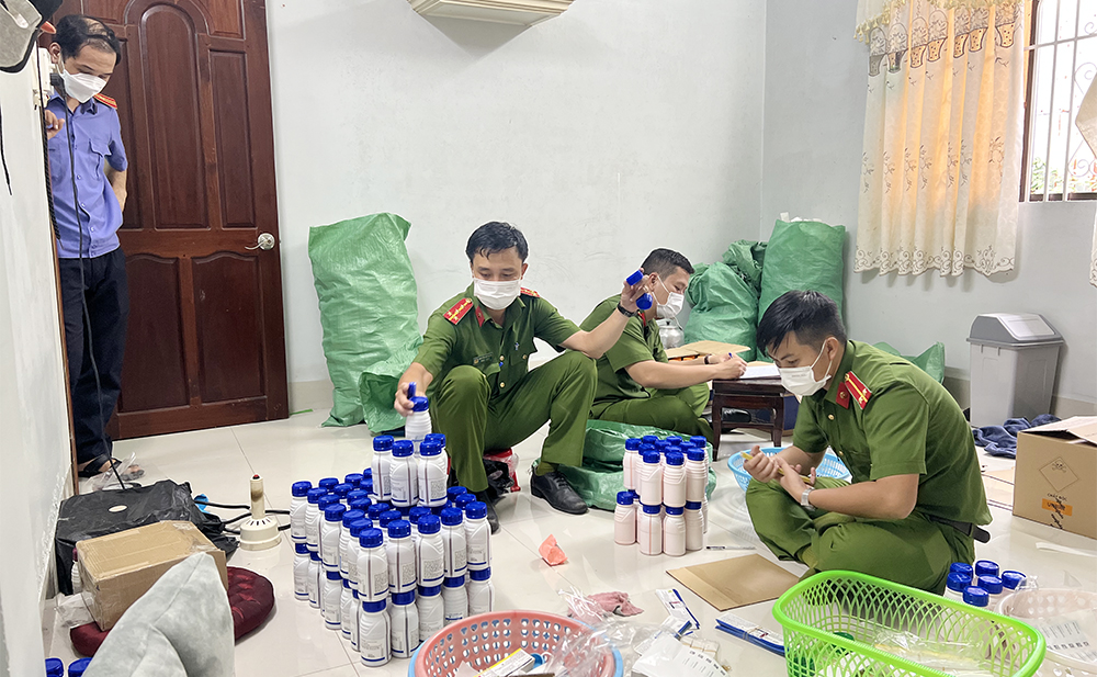 An Giang: Bắt tạm giam người đàn ông chuyên sản xuất, buôn bán thuốc BVTV giả - Ảnh 3.
