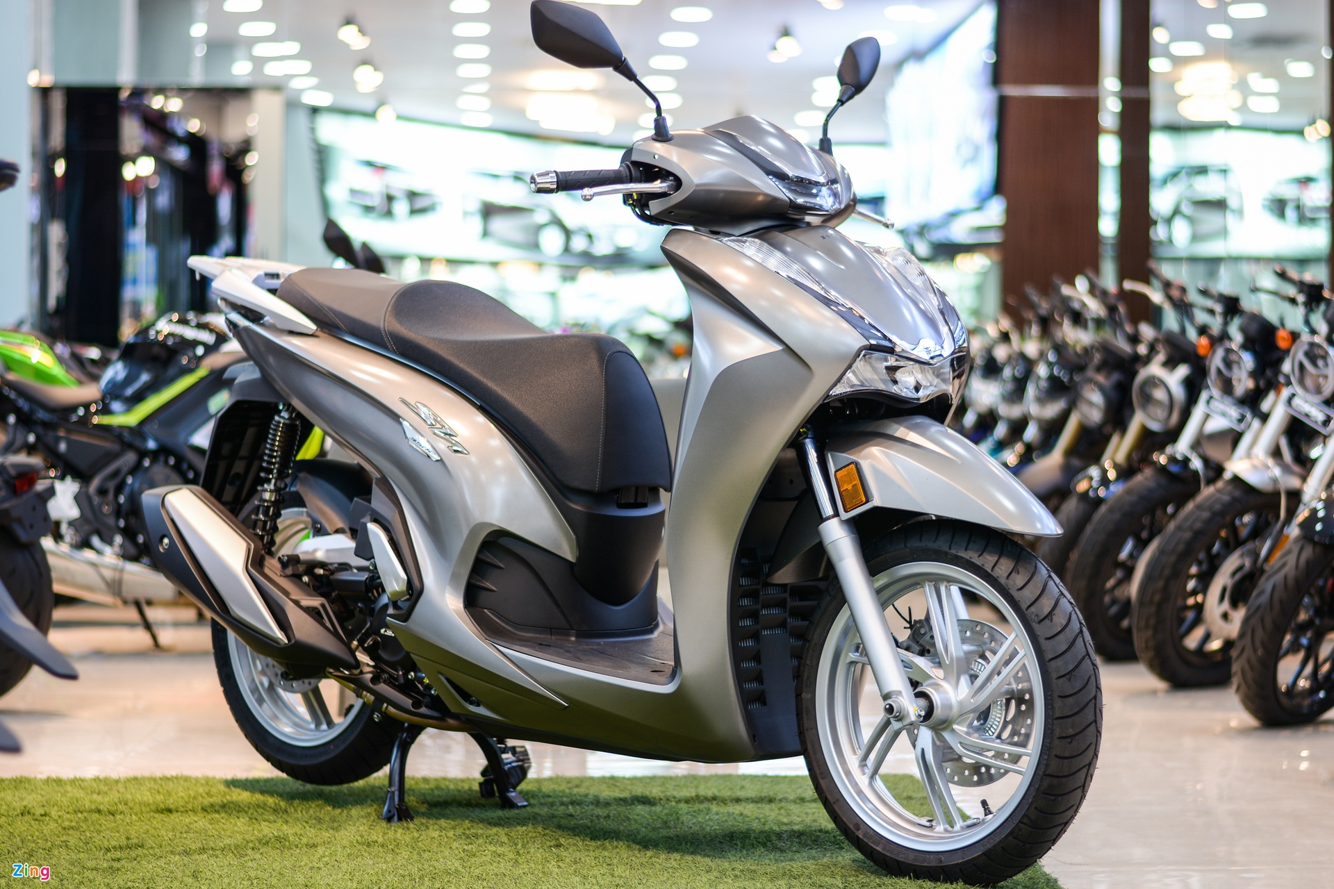 Không chỉ Honda Vision, giá bán Honda SH 350i cũng giảm ngỡ ngàng - Ảnh 1.