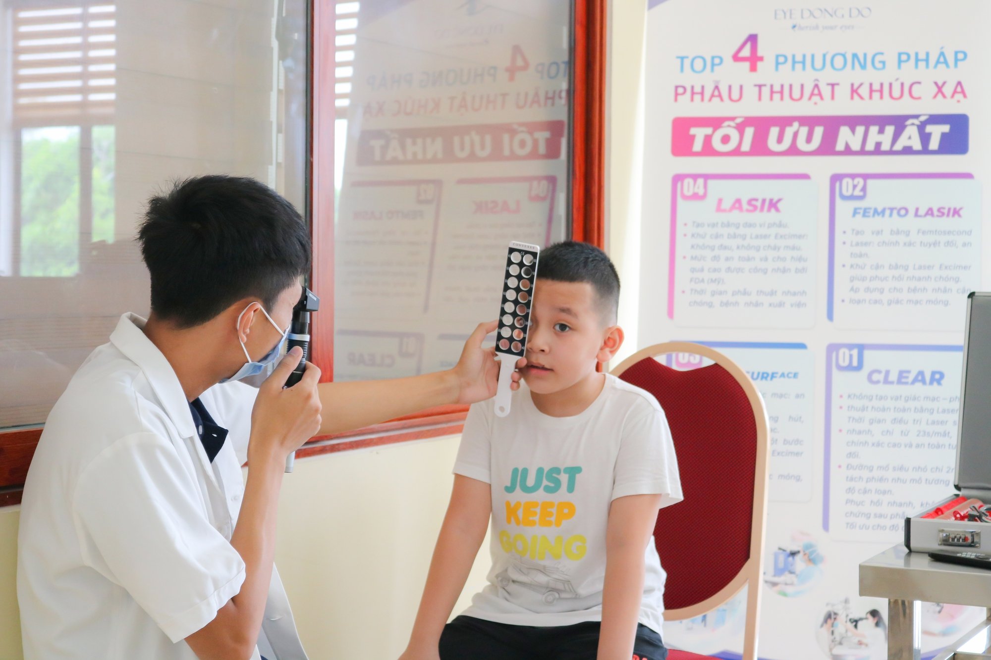 77 năm ngày truyền thống lực lượng CAND: Tổ chức khám mắt cán bộ chiến sĩ công an tỉnh Sơn La - Ảnh 2.
